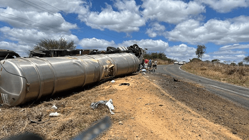 Carreta com Carga de Etanol Tomba na BA-026, no Vale do Jiquiriçá