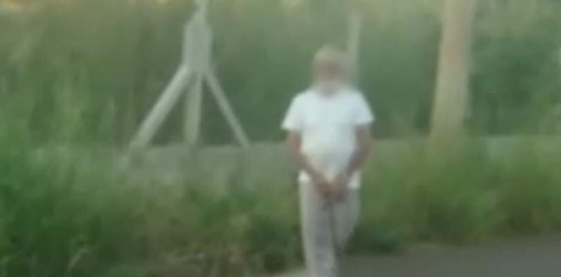 Idoso é flagrado estuprando cachorro na rua; assista o vídeo