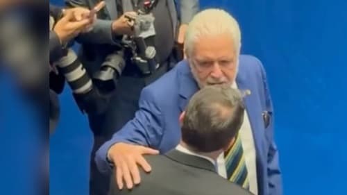 Leitura labial revela conversa entre Jaques Wagner e Flávio Bolsonaro antes de votação no Senado