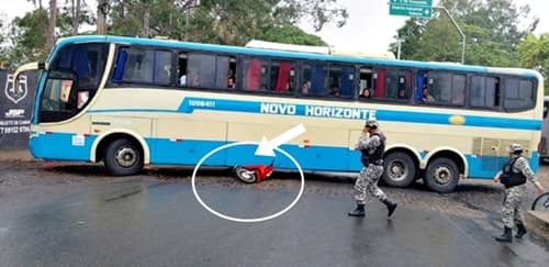 Moto vai parar embaixo de ônibus da Novo Horizonte durante acidente