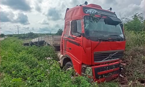 Motorista perde controle de carreta em curva e atinge poste da rede elétrica