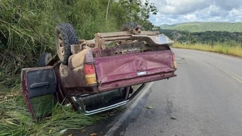 Caminhonete tomba na BA-650 e deixa feridos entre Ipiaú e Ibirataia