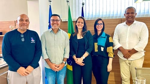 Ibirataia: Prefeito Sandro Futuca recebe a juíza Viviane Delfino Ricardo Menezes em seu gabinete
