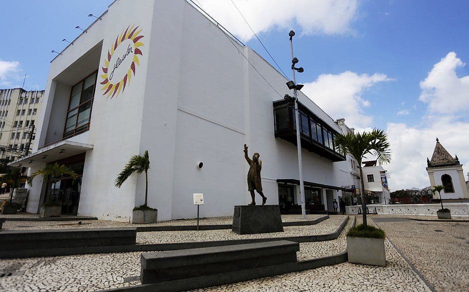 ACM Neto lamenta encerramento das operações no Cine Glauber Rocha