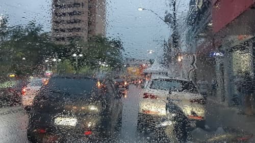 Previsão do Inmet alerta para chuvas fortes na Bahia na próxima semana