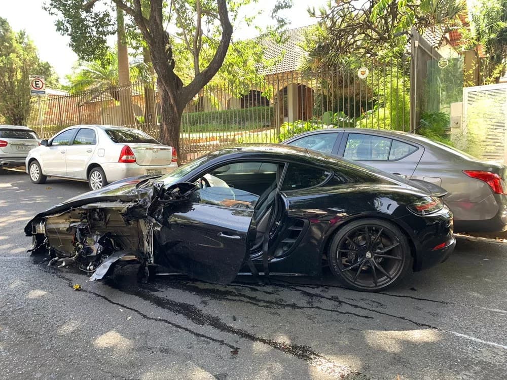 Homem paga R$ 121 mil de fiança após bater Porsche em 9 carros