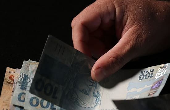 Queda na renda e qualidade de empregos: brasileiros mais escolarizados sofrem nos últimos dez anos