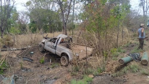 Batida entre 2 automóveis deixa pai e 2 filhos feridos
