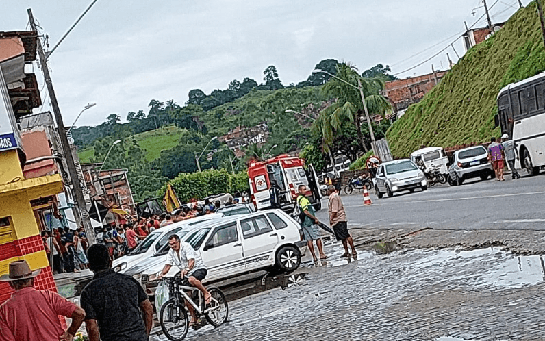 Ubatã: Três pessoas ficam feridas em acidente envolvendo veículo de passeio, motocicleta e bicicleta