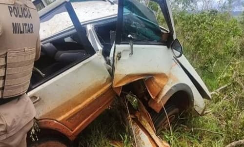 Motorista fica preso às ferragens após capotamento na Bahia