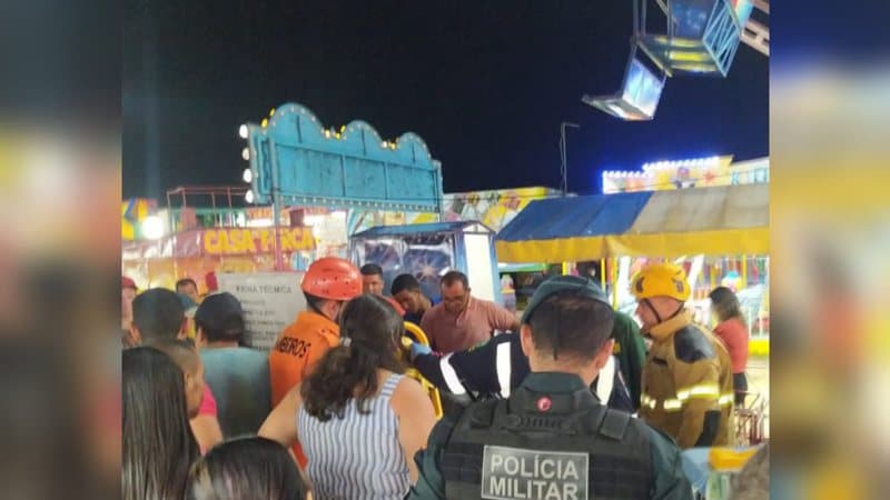Duas adolescentes caem de roda gigante em parque de diversão