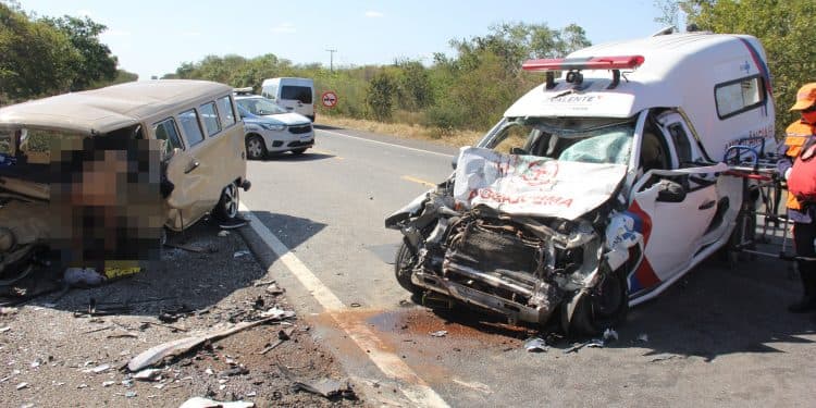Colisão envolvendo ambulância de Valente e Kombi deixa dois mortos e dois feridos