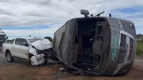 Acidente entre ônibus e caminhonete deixa 20 feridos na Bahia