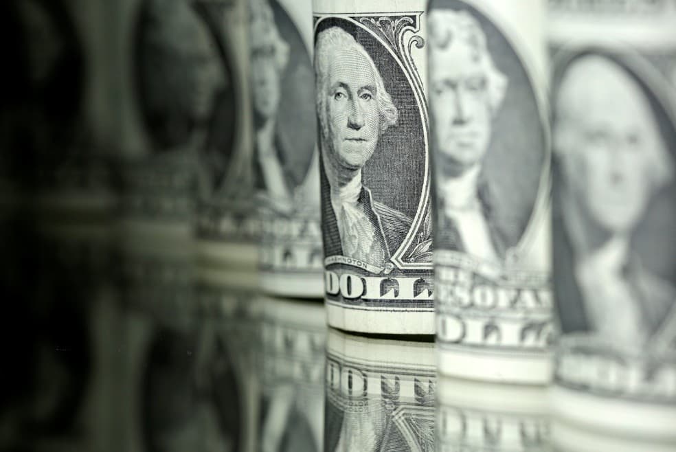 Dólar opera em alta, mas caminha para fechar maio com queda mensal