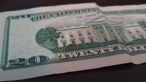Dólar fecha a R$ 5,77, na 12ª queda, maior série de recuos em 20 anos