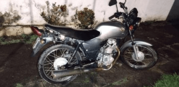 Suspeito foge de abordagem da PM e abandona moto roubada em estrada rural