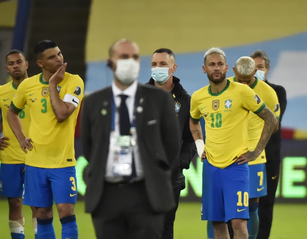 Neymar chora em campo após vice do Brasil para a Argentina no Maracanã