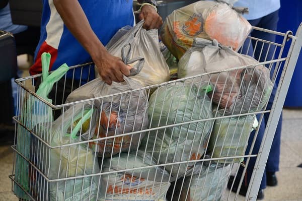 Queda em combustíveis e alimentos levam país ao 3º mês de deflação