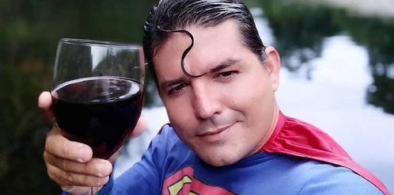 'Superman de Aracaju' é atropelado por ônibus, faz piada e vira sucesso