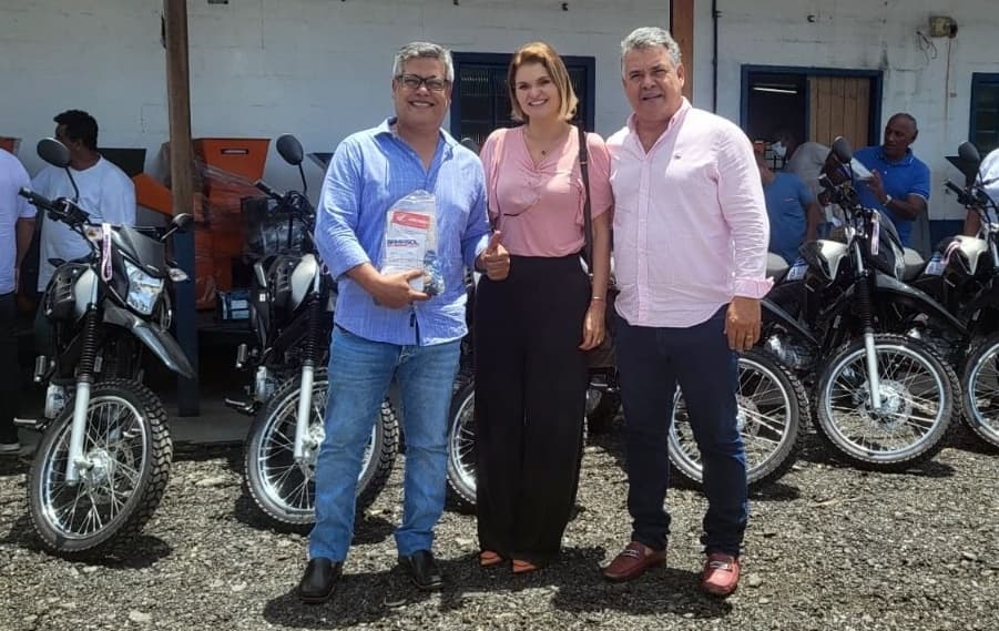 Ibirataia: prefeita recebe motos e maquinas agrícolas que beneficiarão a zona rural no município