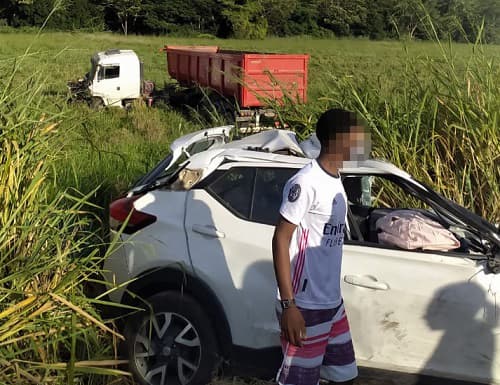 Duas pessoas morrem após batida entre carro e caçamba na BR-330