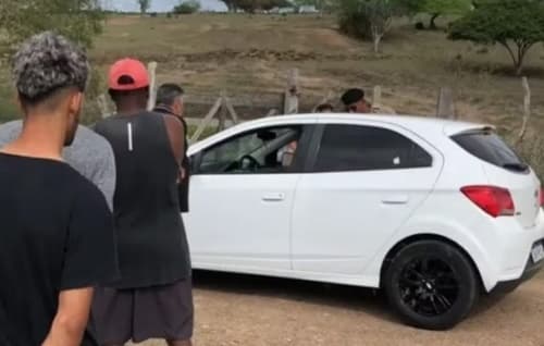 Casal é encontrado morto com marcas de tiros dentro de carro