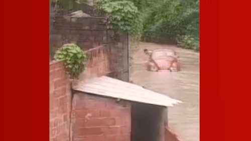 Vídeo mostra momento em que fusca é arrastado pela água da chuva e família tenta sair do carro na BA