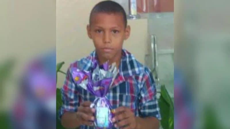 Criança morre eletrocutada ao tentar abrir porta de geladeira em casa