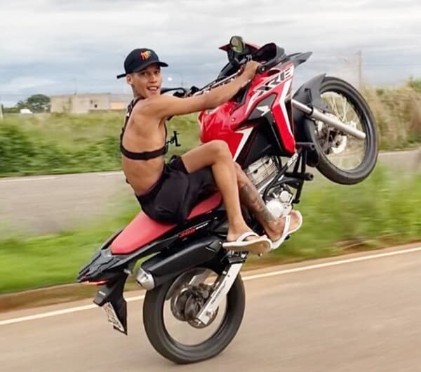 Jovem famoso nas redes por fazer manobras com a moto morre aos 22 anos