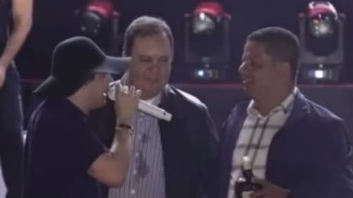 Deputado Elmar Nascimento e prefeito Laércio Júnior viram litro de uísque em clima de festa durante São João