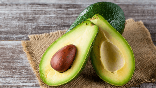 Abacate: fruta rica em nutrientes que ajuda a controlar o colesterol e emagrecer