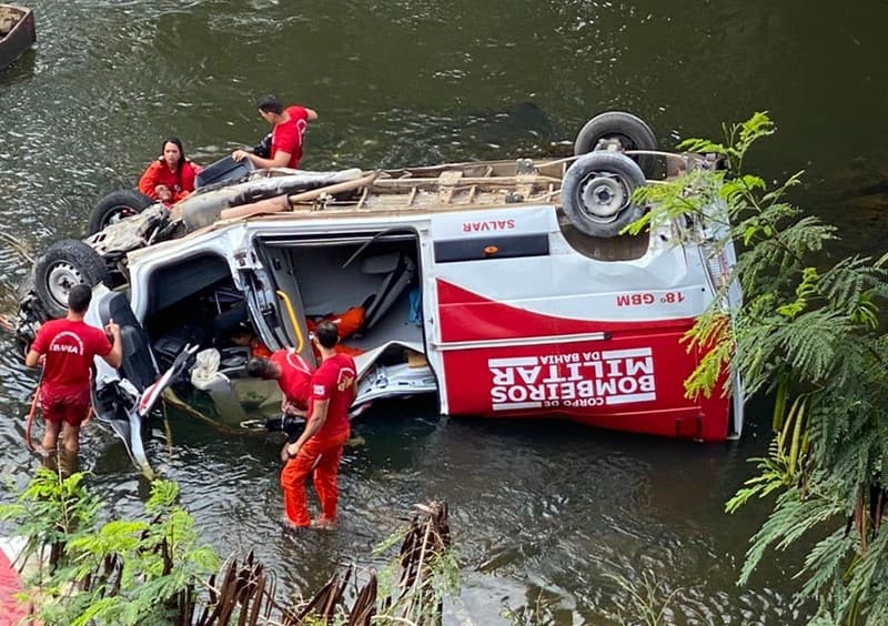 Viaturas do Corpo de Bombeiros são atingidas por veículo desgovernado