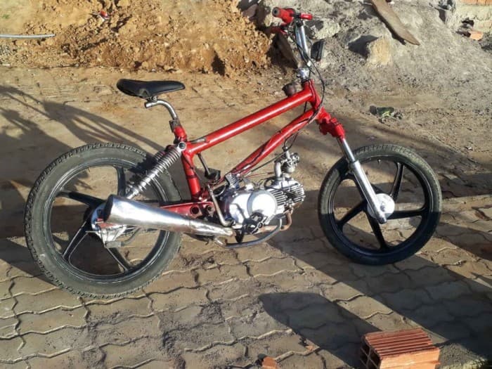 Bicicleta com motor de Pop 100 chama atenção ao ser vendida por ganduense no Facebook