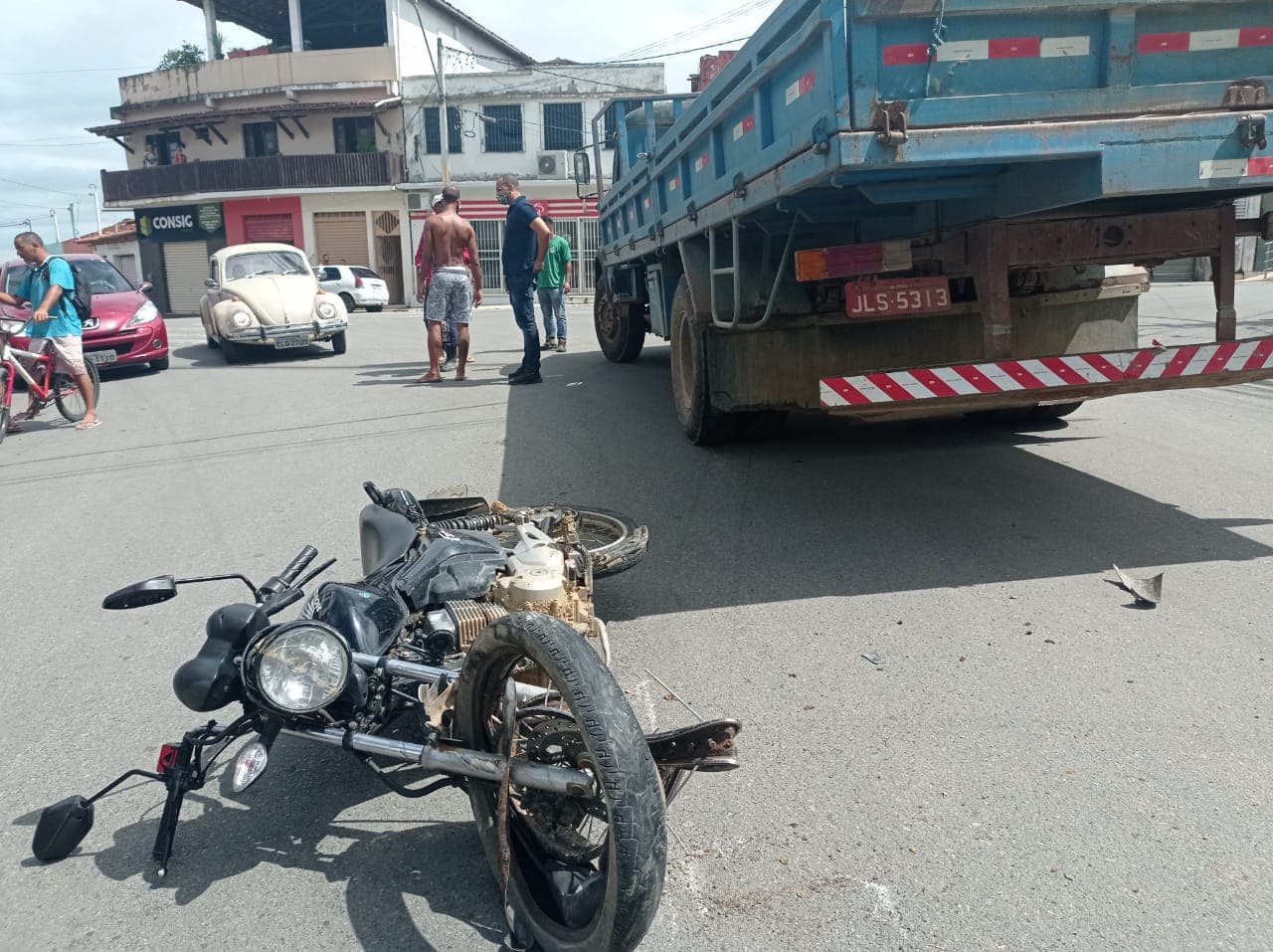 Motociclista colide com caminhão no centro de Ibirataia