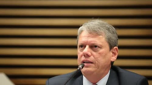 Veto de Tarcísio de Freitas impede criação de programa para apoio a portadores de Alzheimer em SP