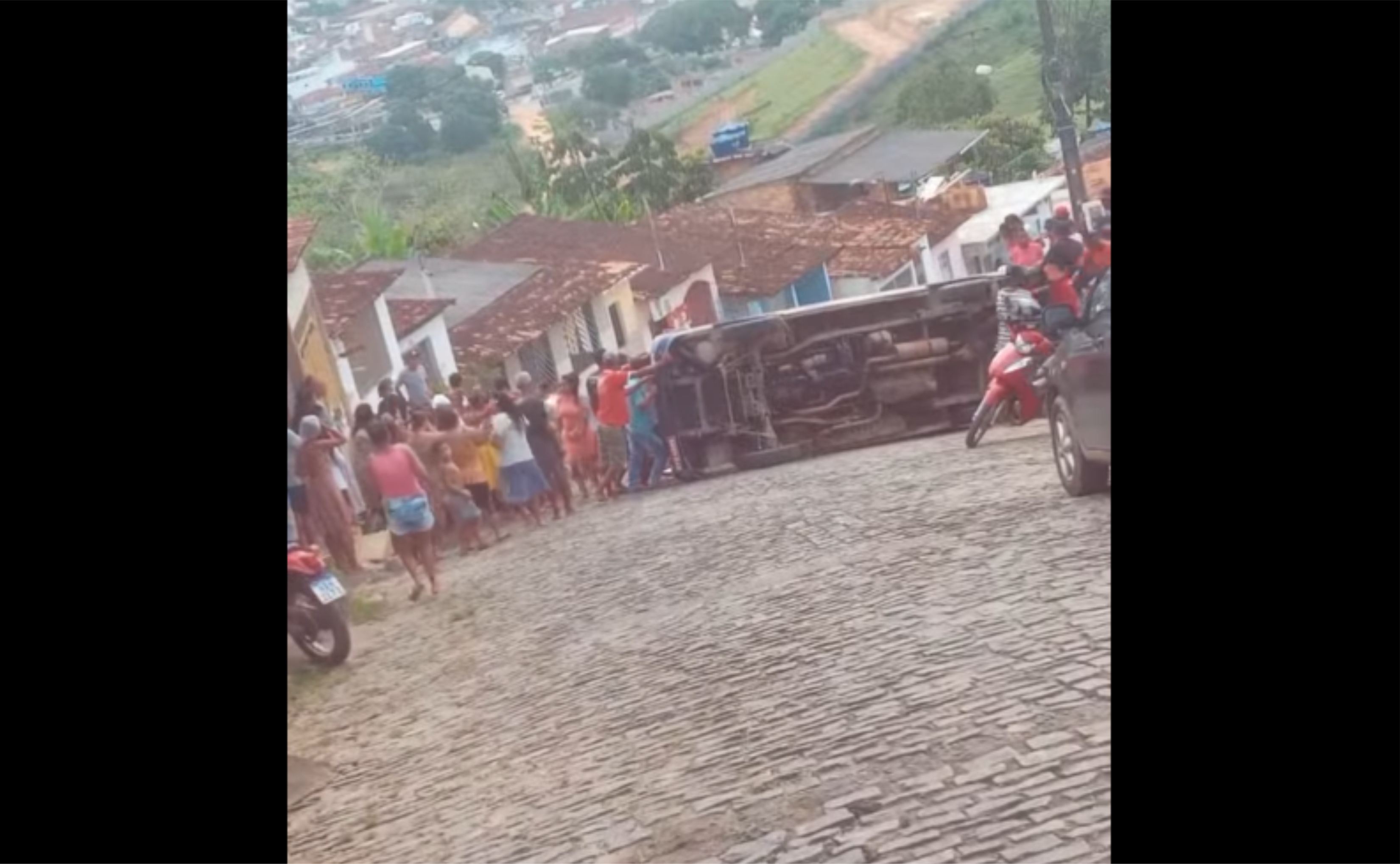 Topic vira na ladeira e provoca pânico entre os passageiros na tarde deste domingo, 30, em Gandu