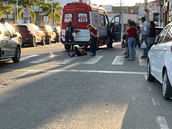 Jovem é atropelada por carro na faixa de pedestre na Praça Ruy Barbosa