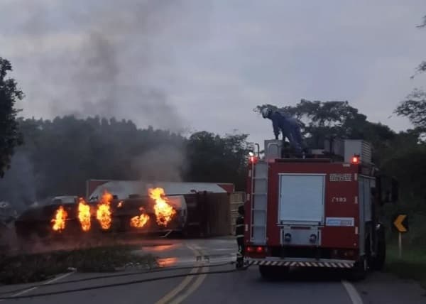 Acidente entre carretas deixa dois mortos no litoral norte da Bahia