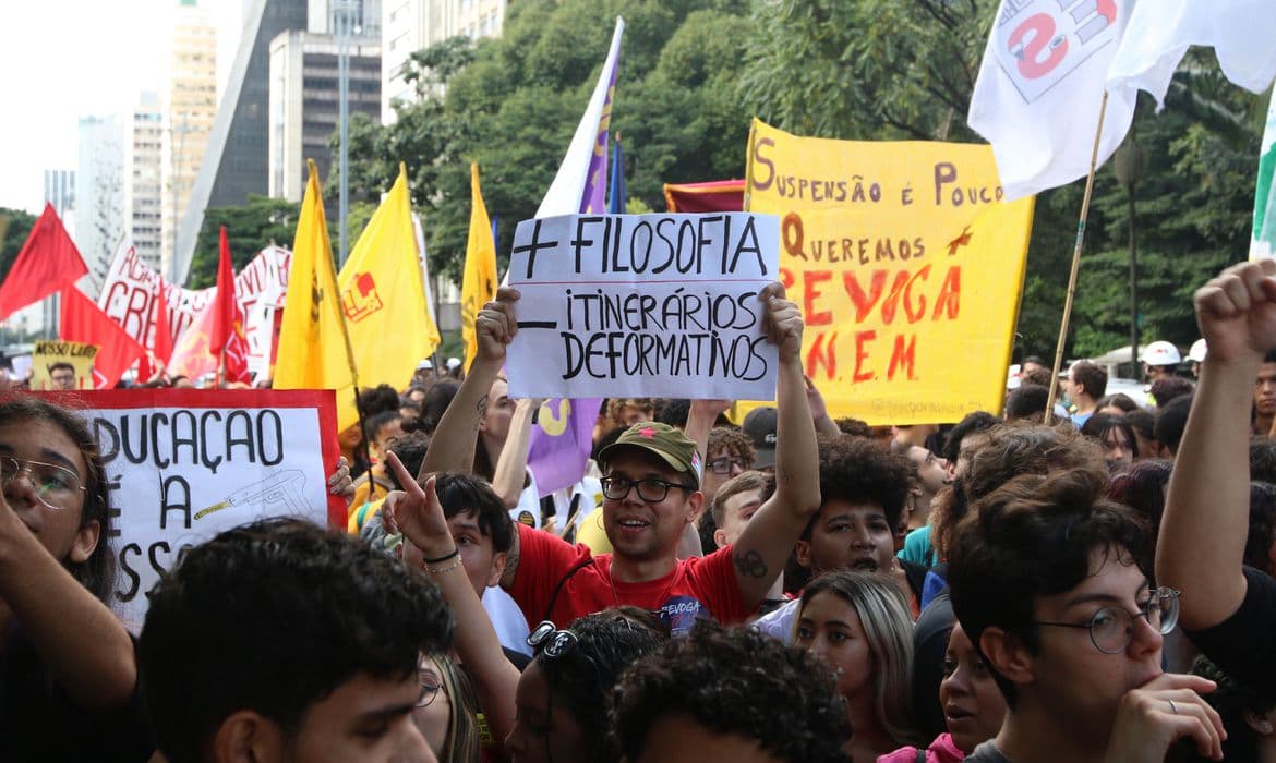 Estudantes nas Ruas: Mobilização Nacional Pede Melhorias na Educação em Todos os Níveis