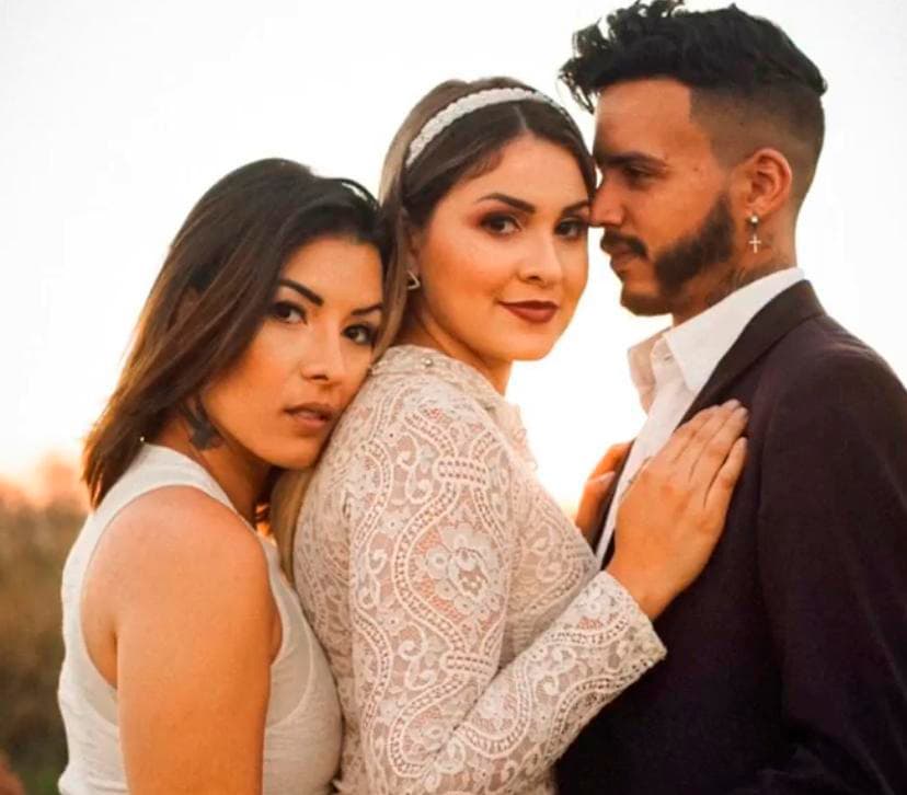 Trisal viraliza nas redes sociais após exibir live de casamento a três