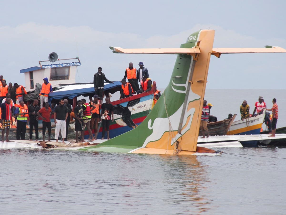 Avião com 43 pessoas cai em lago próximo de aeroporto