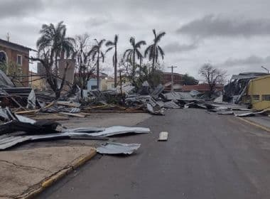 Tornado arranca mais de 100 árvores, destelha casas e deixa rastro de destruição em SP