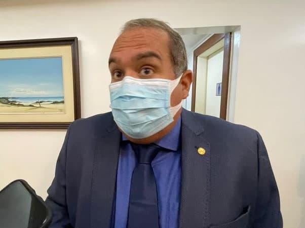 “A pesquisa do PT divulgada pelo A Tarde é uma piada de mal gosto e desrespeito com baianos”, afirma Sandro Régis