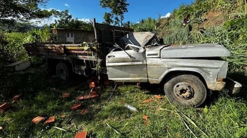 Ipiaú: Caminhão carregado de blocos capota na BR-330 e deixa dois feridos