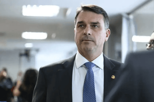 Flávio Bolsonaro defende modelo de Bukele para segurança pública no Brasil