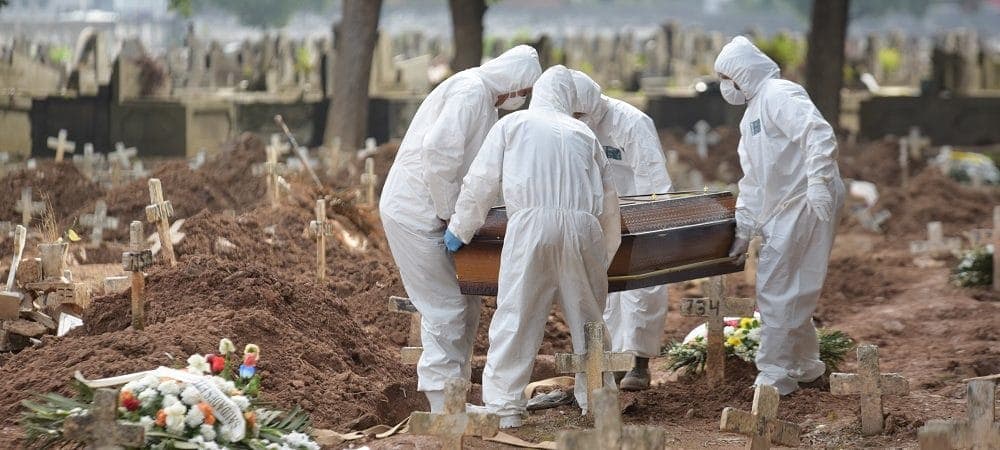 País tem 1.631 mortes por Covid-19 em 24 horas e média móvel de óbitos volta a subir depois de 13 dias