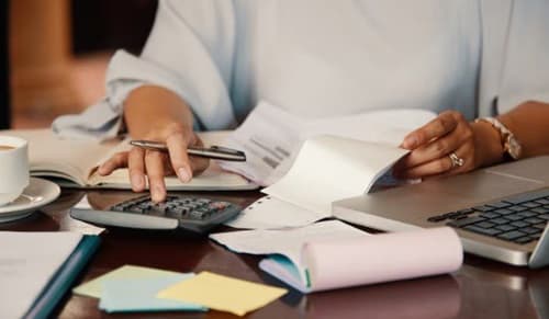 Endividamento das famílias brasileiras atinge recorde histórico, aponta Banco Central