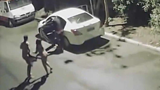 Vídeo de assalto a casal que fazia sexo em carro viraliza; mulher e homem saem pelados