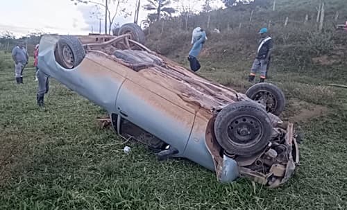 Motorista é levado ao HGI após veículo capotar na estrada que liga Ipiaú à Fazenda do Povo