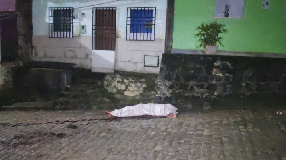 Homem é assassinado com golpe de facão no pescoço no Júlio Aderne